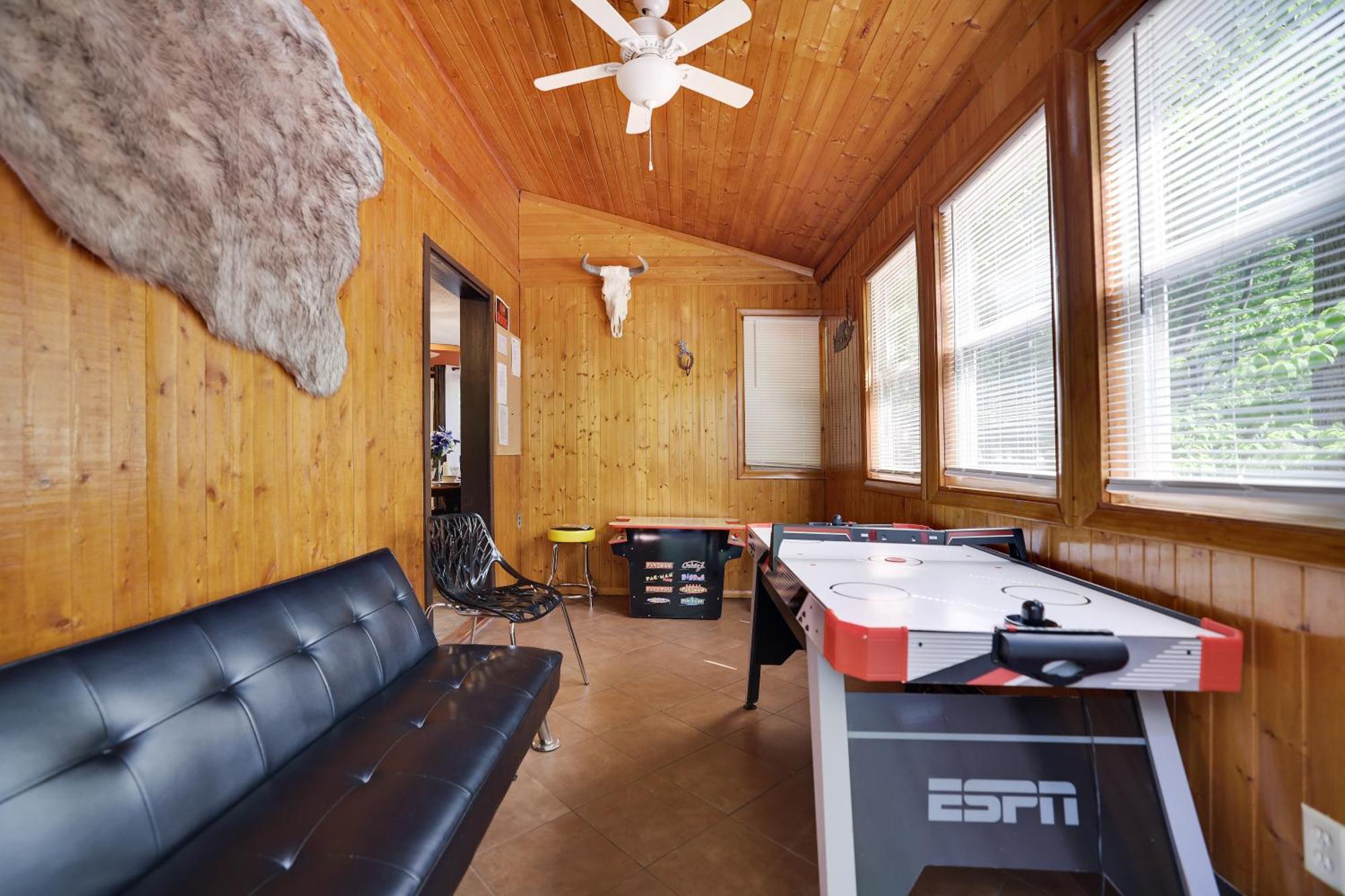 Chalet Renovated Near Casino, Camelback , Kalahari 4Bdrms Firepit Hot Tub Game Room Tobyhanna Extérieur photo